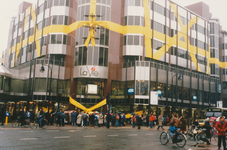 863020 Gezicht op de opening van het kantoor- en winkelcentrum La Vie op de hoek van de St. Jacobsstraat (links) en de ...